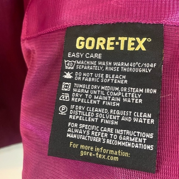 Sunice Magenta Hurricane Gore Tex Weatherproof Outdoor Jacket - Picture 6 of 7